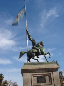 Bandeira da Argentina e a estátua do seu criador, Manuel Belgrano
